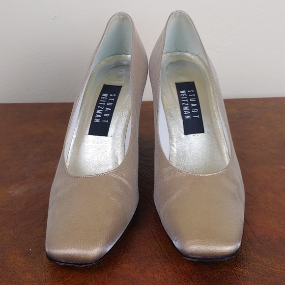 Stuart Weitzman Tan/Gold Block Toe Heels. - Picture 2 of 6